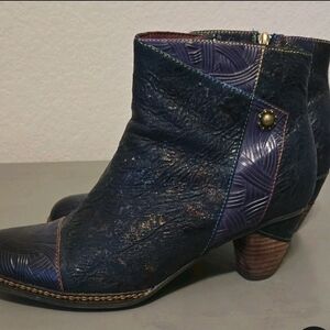 L'ATISTE Textured Navy Ankle Boots